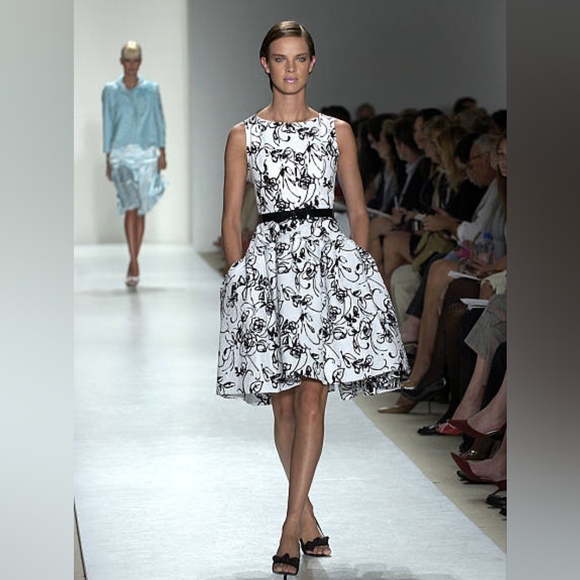 ^$5,000 OSCAR DE LA RENTA ICONIC WHITE FLORAL PLEAD SILK RUNW DRESS US S - Picture 2 of 15